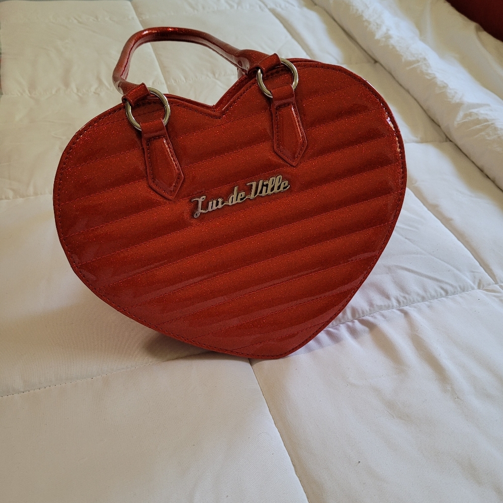 Heart shaped shoulder bag